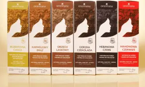 Sześć pudełek henny Orientana w różnych odcieniach: bezbarwna, karmelowy brąz, orzech laskowy, gorzka czekolada, hebanowa czerń, mahoniowa czerwień.