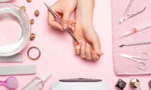 Narzędzia do manicure i dłonie przygotowujące się do zabiegu. Dowiedz się, jak odkleić tipsy i uzyskać idealne paznokcie.