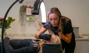 Stylistka wykonuje laminację rzęs. Zabieg jest bezpieczny dla osób od 16 roku życia.