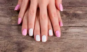 Dłonie z różowym i białym manicure. Czy pod żel nakłada się bazę? Zobacz efekt na paznokciach.