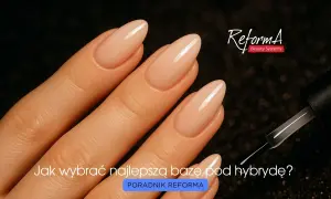Dłonie z idealnym manicure hybrydowym. Pędzelek z produktem sugeruje, że to najlepsza baza kauczukowa dla Twoich paznokci.