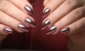 Dłonie z paznokciami w stylu lustrzane baby boomer. Kolorowy, metaliczny połysk odbija światło, tworząc efektowny manicure.