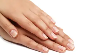 Dłonie z idealnym french manicure. Dowiedz się, jak zrobić french w domu, by mieć tak piękne paznokcie.