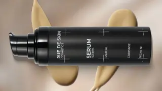 Czarny flakon serum z retinylu. Dowiedz się, retinol co to i jak działa na skórę.