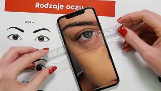 Kurs przedłużania rzęs: analizujemy kształt oka na ekranie telefonu, by dobrać idealną metodę.