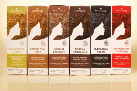 Sześć pudełek henny Orientana w różnych odcieniach: bezbarwna, karmelowy brąz, orzech laskowy, gorzka czekolada, hebanowa czerń, mahoniowa czerwień.