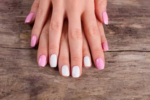 Dłonie z różowym i białym manicure. Czy pod żel nakłada się bazę? Zobacz efekt na paznokciach.