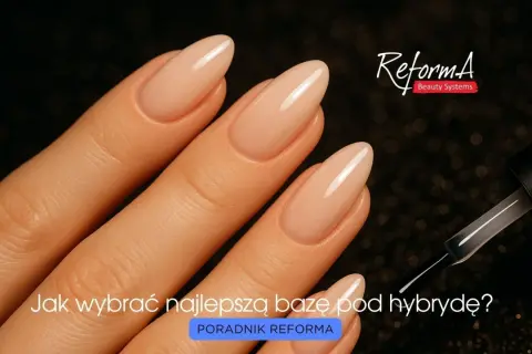 Dłonie z idealnym manicure hybrydowym. Pędzelek z produktem sugeruje, że to najlepsza baza kauczukowa dla Twoich paznokci.