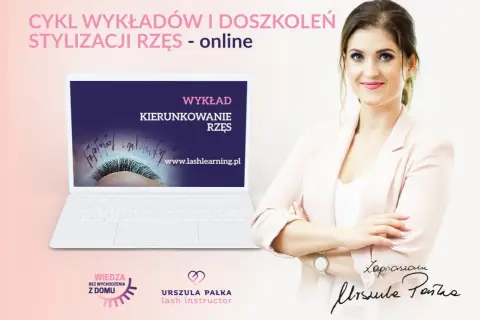Kobieta w różowej marynarce obok laptopa z wykładem o kierunkowaniu rzęs.