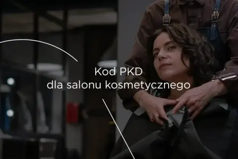 Kobieta w salonie kosmetycznym, na jej ramionach ręce innej osoby.