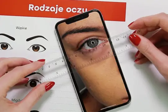 Kurs przedłużania rzęs: analizujemy kształt oka na ekranie telefonu, by dobrać idealną metodę.
