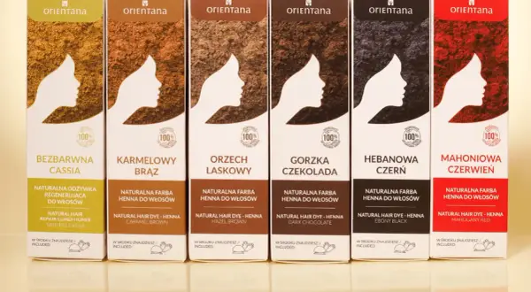 Sześć pudełek henny Orientana w różnych odcieniach: bezbarwna, karmelowy brąz, orzech laskowy, gorzka czekolada, hebanowa czerń, mahoniowa czerwień.