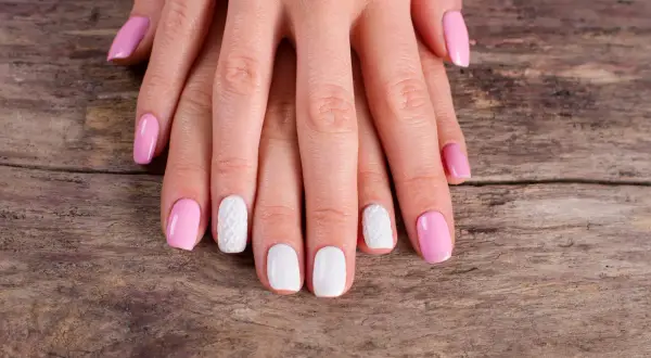 Dłonie z różowym i białym manicure. Czy pod żel nakłada się bazę? Zobacz efekt na paznokciach.