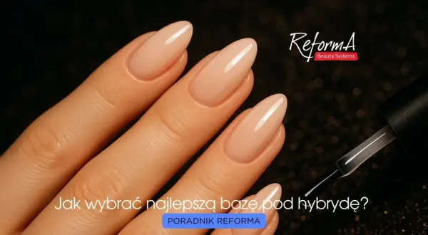 Dłonie z idealnym manicure hybrydowym. Pędzelek z produktem sugeruje, że to najlepsza baza kauczukowa dla Twoich paznokci.