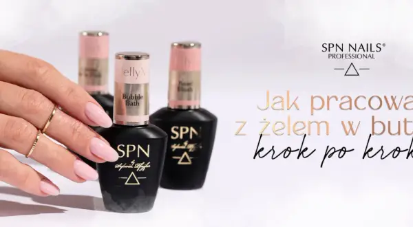 Dłoń z paznokciami pomalowanymi różowym żelem i buteleczki żelu samopoziomującego SPN. Poradnik: jak nakładać żel samopoziomujący krok po kroku.