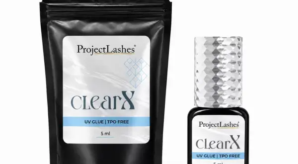 Czarny woreczek i buteleczka z klejem do rzęs Project Lashes ClearX.