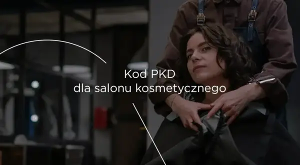 Kobieta w salonie kosmetycznym, na jej ramionach ręce innej osoby.