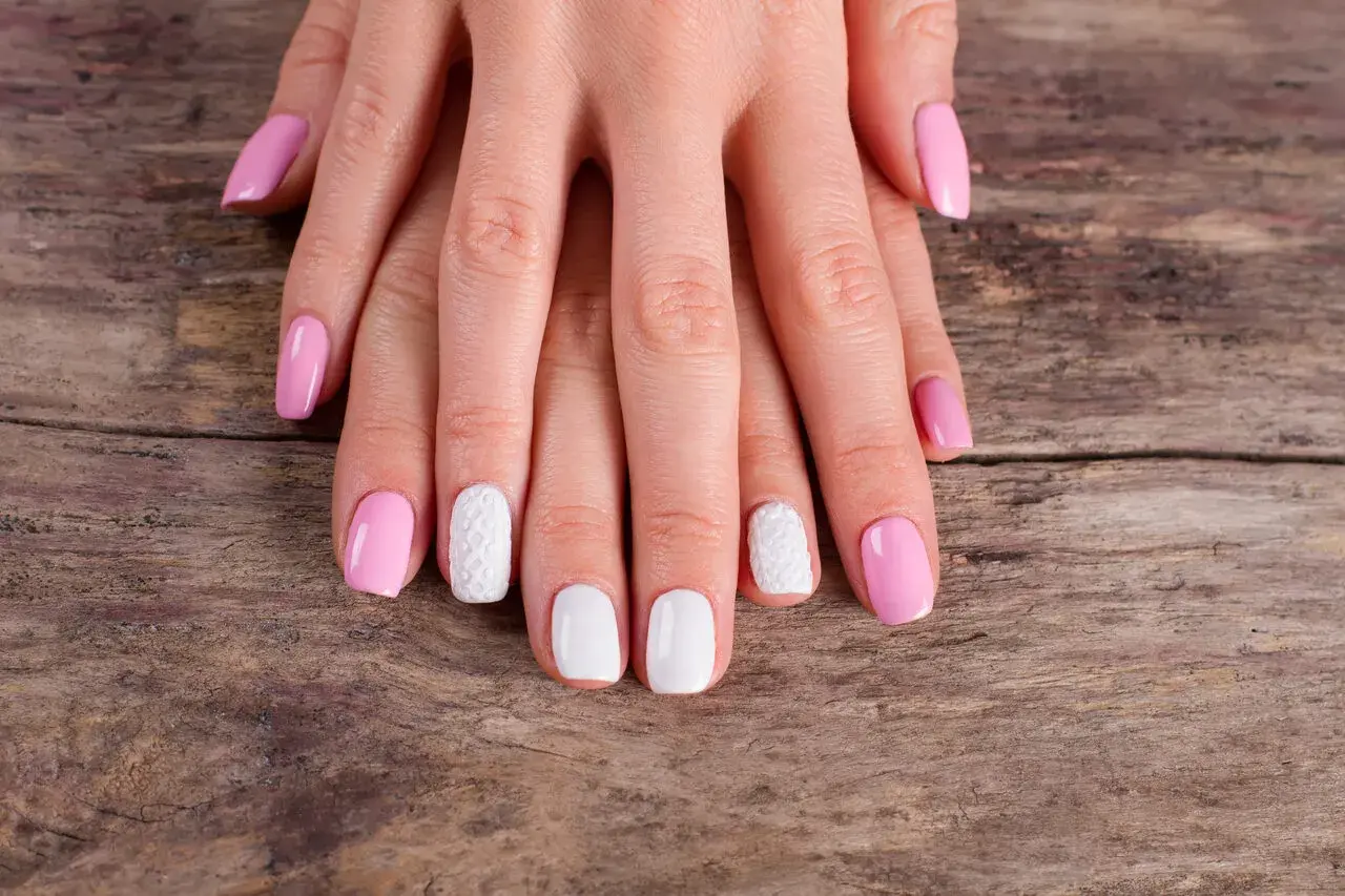 Dłonie z różowym i białym manicure. Czy pod żel nakłada się bazę? Zobacz efekt na paznokciach.