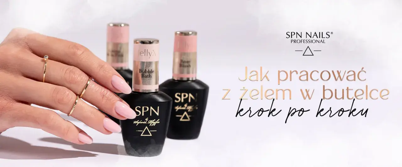 Dłoń z paznokciami pomalowanymi różowym żelem i buteleczki żelu samopoziomującego SPN. Poradnik: jak nakładać żel samopoziomujący krok po kroku.