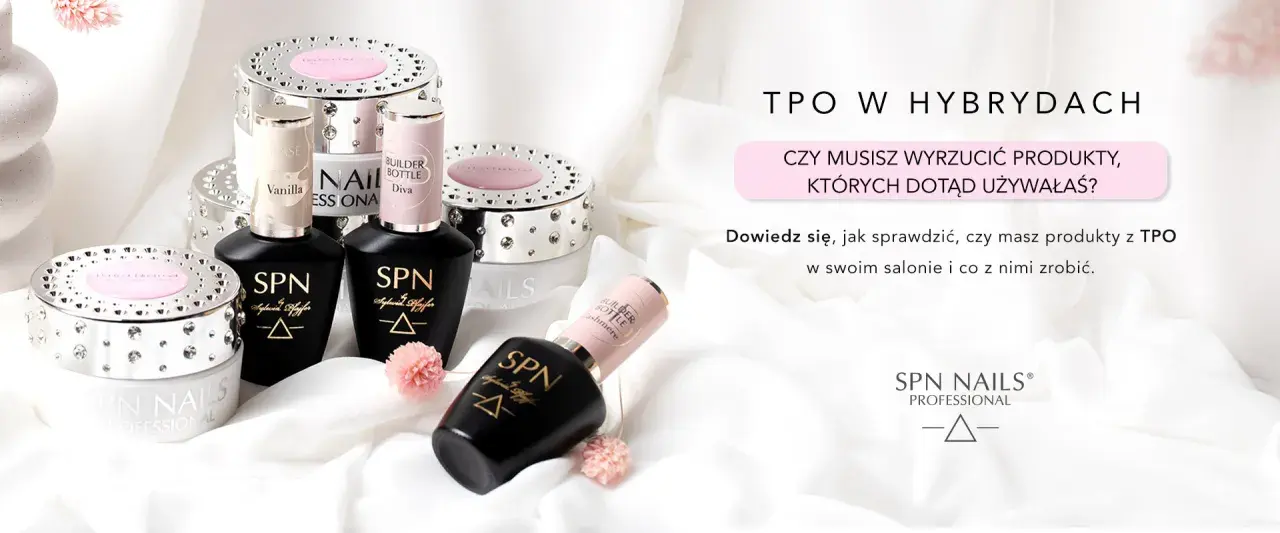 Produkty SPN Nails z TPO w kosmetykach. Eleganckie buteleczki i słoiczki z brokatem zachęcają do sprawdzenia składu.