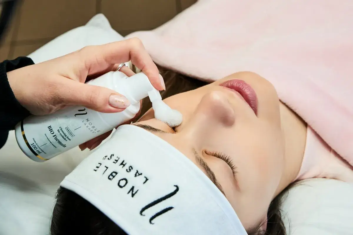 Delikatna piana do rzęs Noble Lashes zapewnia domową relaksację i pielęgnację.