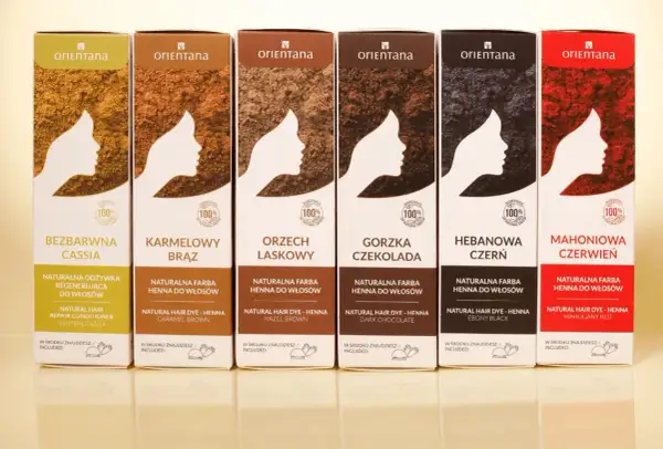 Sześć pudełek henny Orientana w różnych odcieniach: bezbarwna, karmelowy brąz, orzech laskowy, gorzka czekolada, hebanowa czerń, mahoniowa czerwień.