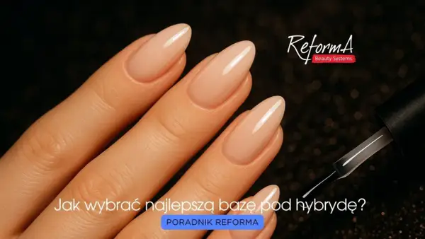Dłonie z idealnym manicure hybrydowym. Pędzelek z produktem sugeruje, że to najlepsza baza kauczukowa dla Twoich paznokci.