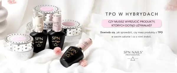 Produkty SPN Nails z TPO w kosmetykach. Eleganckie buteleczki i słoiczki z brokatem zachęcają do sprawdzenia składu.