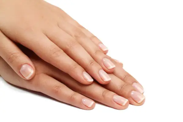 Dłonie z idealnym french manicure. Dowiedz się, jak zrobić french w domu, by mieć tak piękne paznokcie.