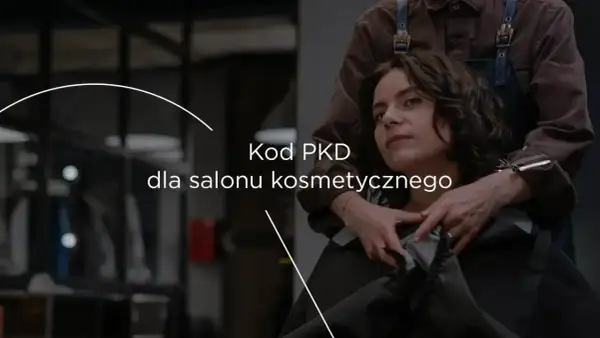 Kobieta w salonie kosmetycznym, na jej ramionach ręce innej osoby.