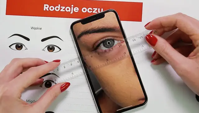 Kurs przedłużania rzęs: analizujemy kształt oka na ekranie telefonu, by dobrać idealną metodę.